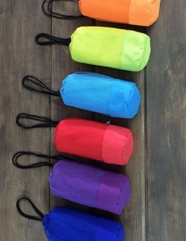 Toalla de microfibra en bolsa de rejilla.