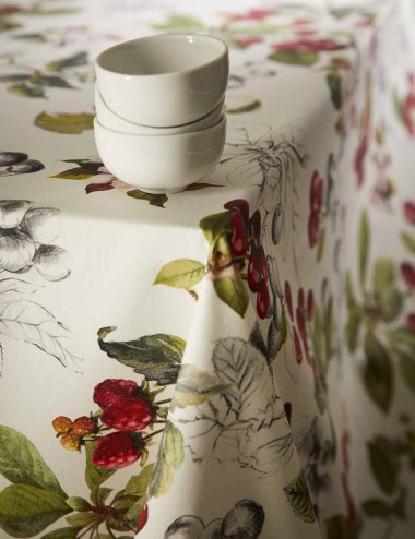 Mantel antimanchas Monique fondo crudo y estampado cerezas y hojas verdes.